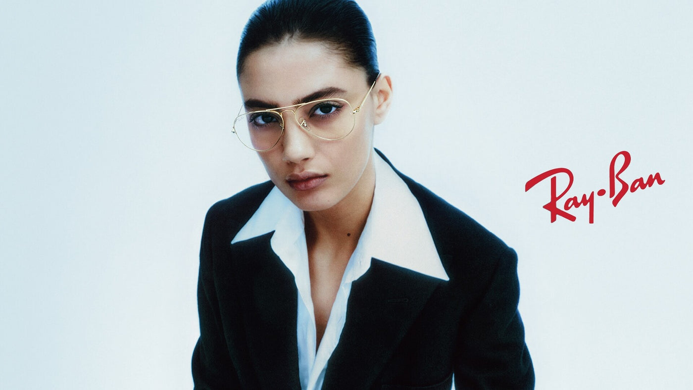 Femme élégante portant des lunettes Ray-Ban tendance