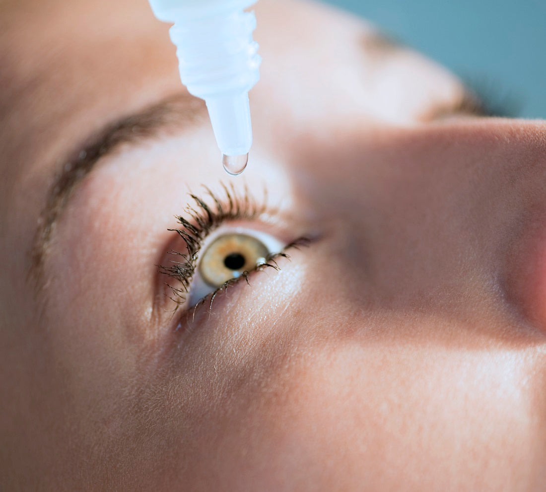 Un professionnel assis devant un ordinateur et couvrant son œil avec ses deux mains. Ses yeux ont dû être tendus