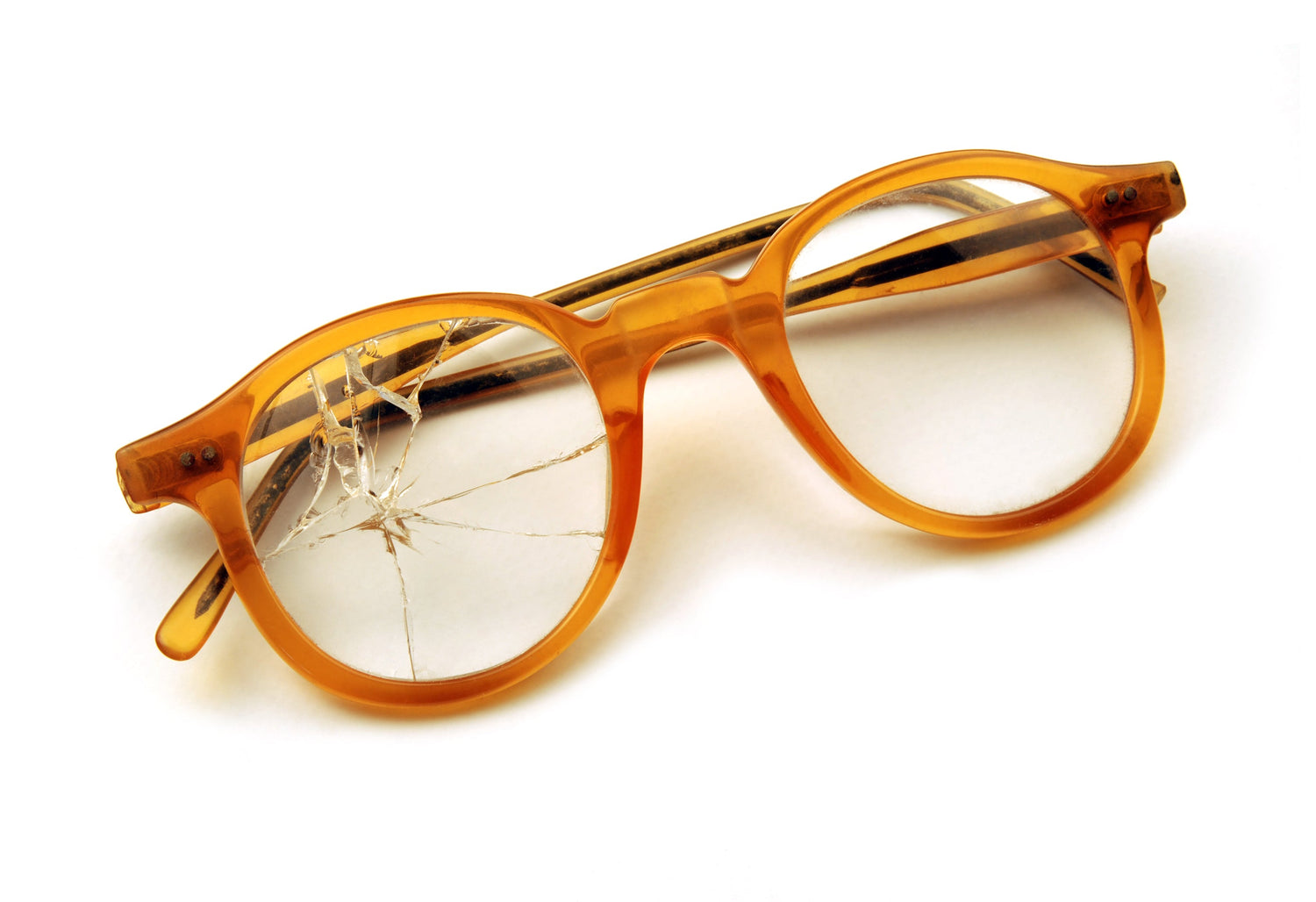 Un verre cassé - Une image faisant la promotion d'un programme de protection des lunettes