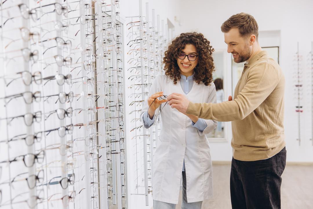 Lunettes Selon la Forme du Visage : le Guide Visique pour Trouver Vos Montures