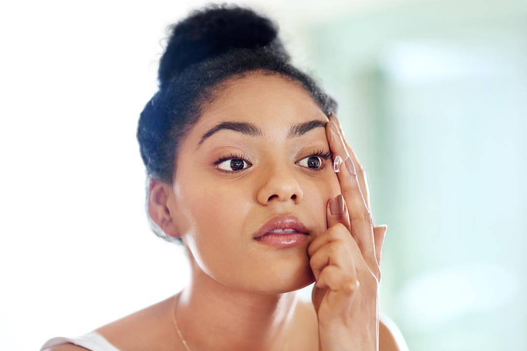 Les Meilleurs Verres de Contact pour les Yeux Secs : le Guide d'un Optométriste