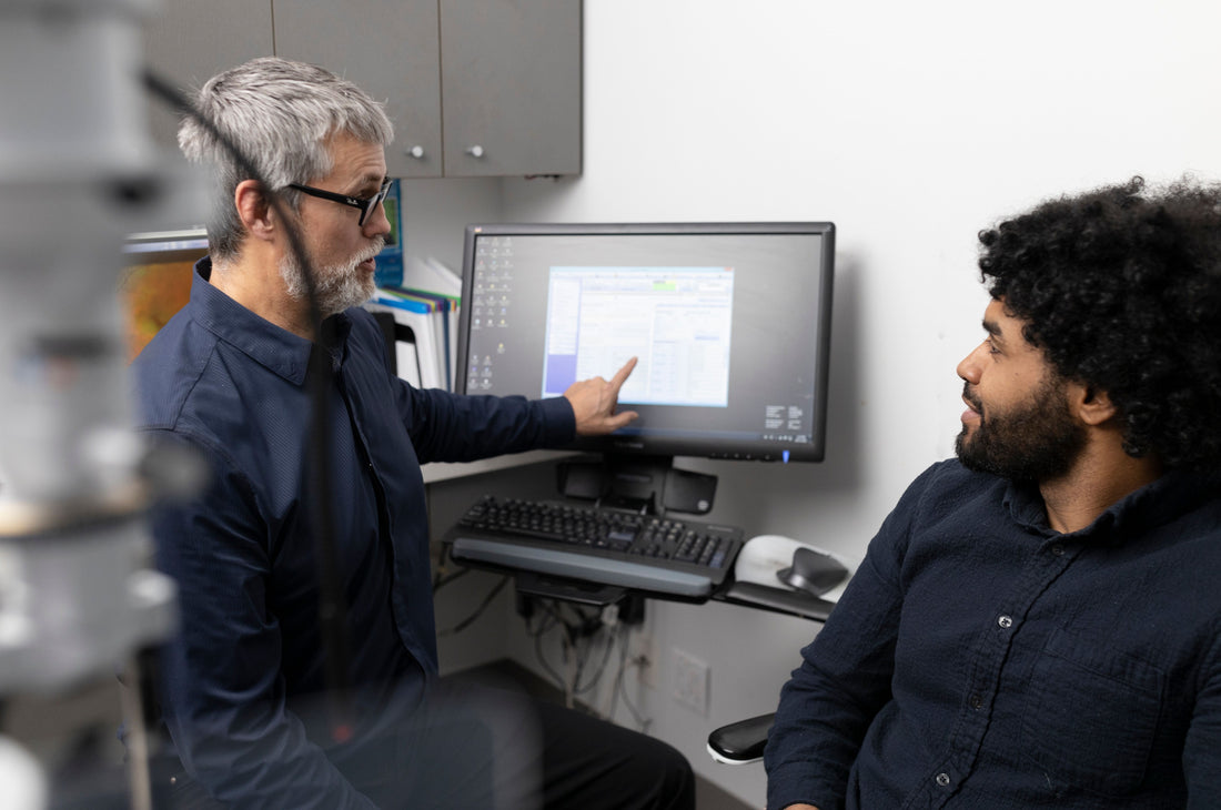 Un ophtalmologiste expliquant la chirurgie oculaire au laser à un patient utilisant la technologie
