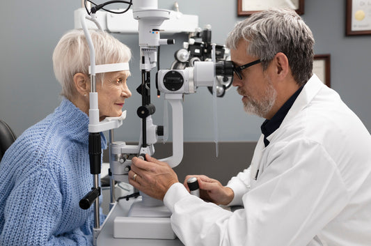 Un optométriste utilisant la technologie oculaire pour un examen de la vue sur une femme âgée