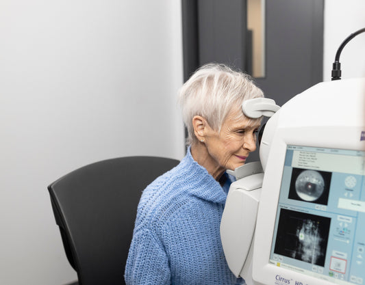 Une personne âgée subissant un traitement de soins oculaires à l'aide de la technologie oculaire