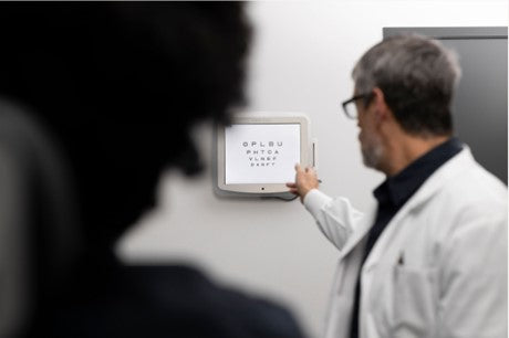Un optométriste effectuant un test de myopie sur un patient à l'aide de la technologie oculaire