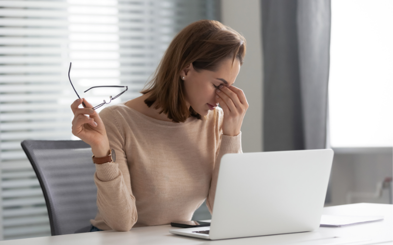 Évitez la fatigue : gros plan sur les écrans et la santé visuelle