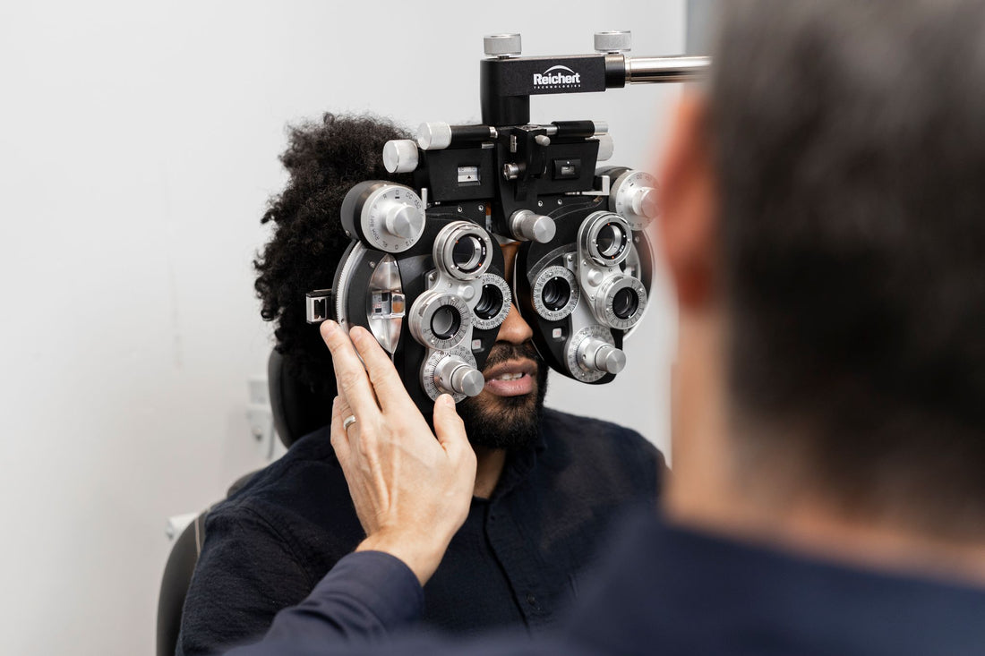 Un ophtalmologiste utilisant la technologie oculaire pour effectuer un examen de la vue sur un patient