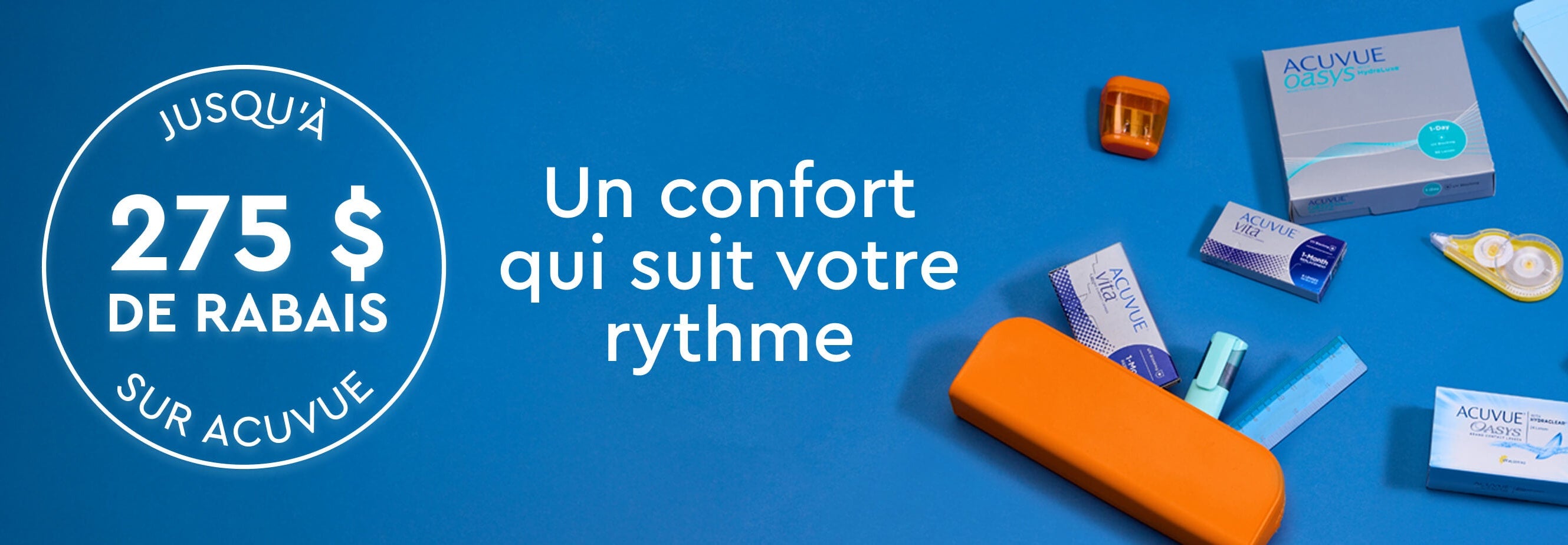 Bannière promotionnelle pour des lentilles de contact Acuvue avec l’emballage du produit et une offre de réduction sur fond bleu.