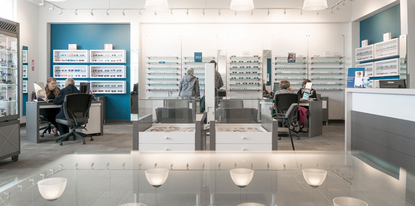 Une clinique Fyidoctor avec des lunettes bien exposées et des patients pris en charge par des optométristes