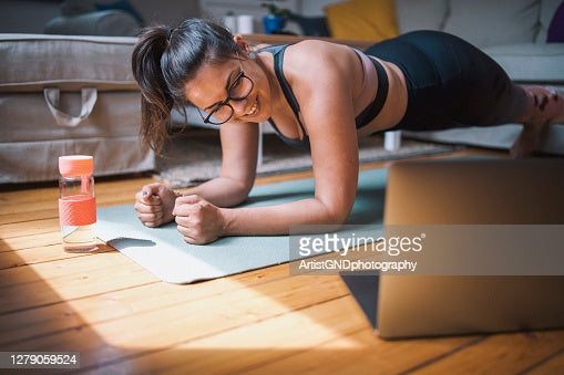 Une dame faisant des exercices avec ses lunettes sur