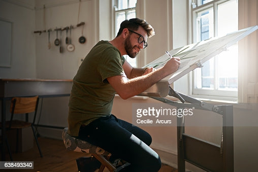 Un homme habillé avec désinvolture et faisant des travaux sur papier mettant des lunettes avec des lentilles cinétiques