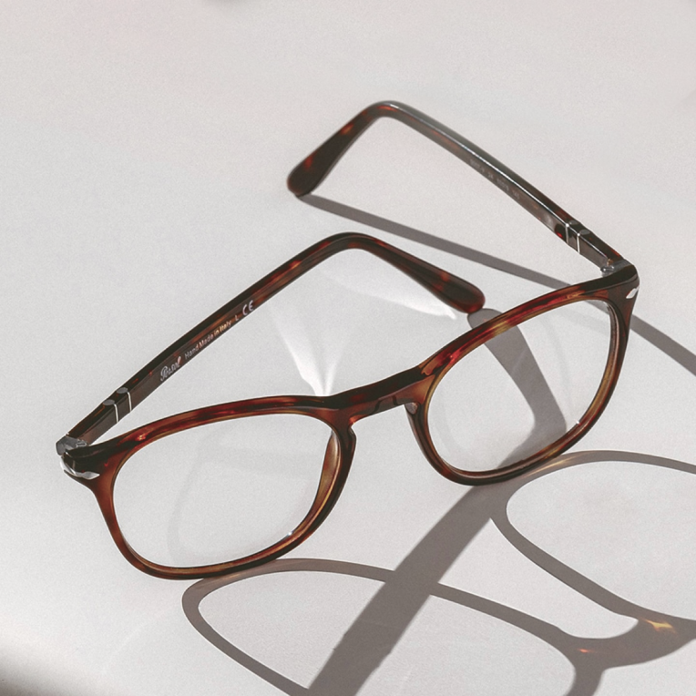 Une position de lunettes verticale pour représenter les options de revêtement complètes offertes par Fyidoctors