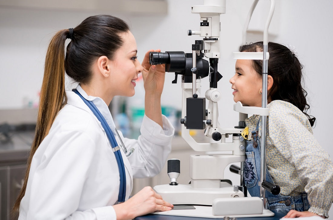 Un optométriste effectue un test oculaire pour un enfant en utilisant la dernière technologie oculaire.
