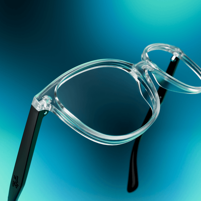 Des lunettes blanches transparentes, entourées de lumières bleues et vertes.