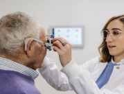 Un optométriste utilisant la technologie pour détecter les problèmes de vision chez une personne âgée