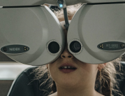 Une jeune fille se faisant examiner les yeux à l'aide de la technologie oculaire